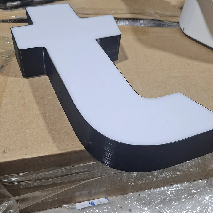LETRAS VOLUMÉTRICAS CON BASE PLASTICA DE 20 CM DE ALTO 2