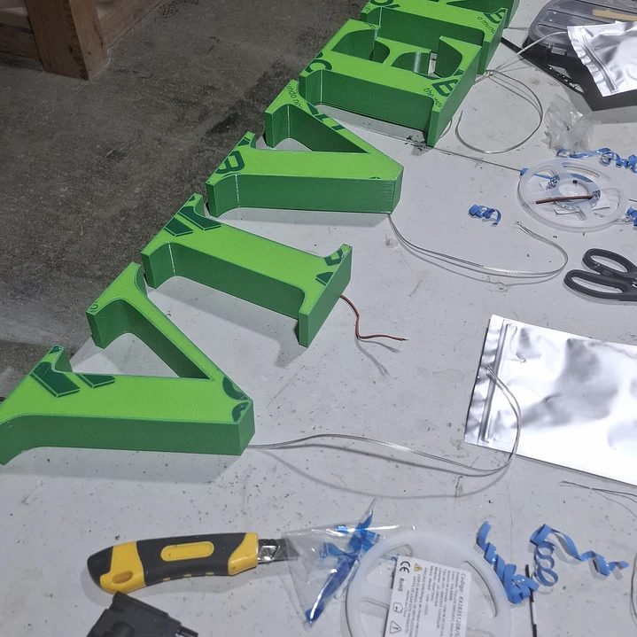 LETRAS VOLUMÉTRICAS CON BASE PLASTICA DE 20 CM DE ALTO 3