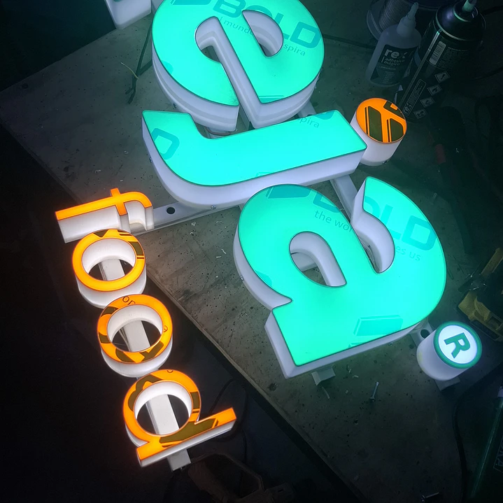 LETRAS VOLUMÉTRICAS CON BASE PLASTICA DE 20 CM DE ALTO 6