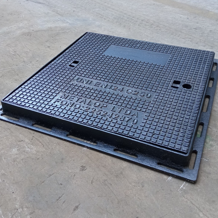 TAPA ALCANTARILLADO CUADRADADA FE DUCTIL P/CAMARA 60 X 60CM CLASE C250 1