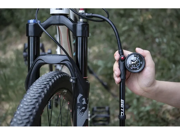 Bombín Beto Horquilla Shock 400 Psi Manual Con Manómetro Plateado 3