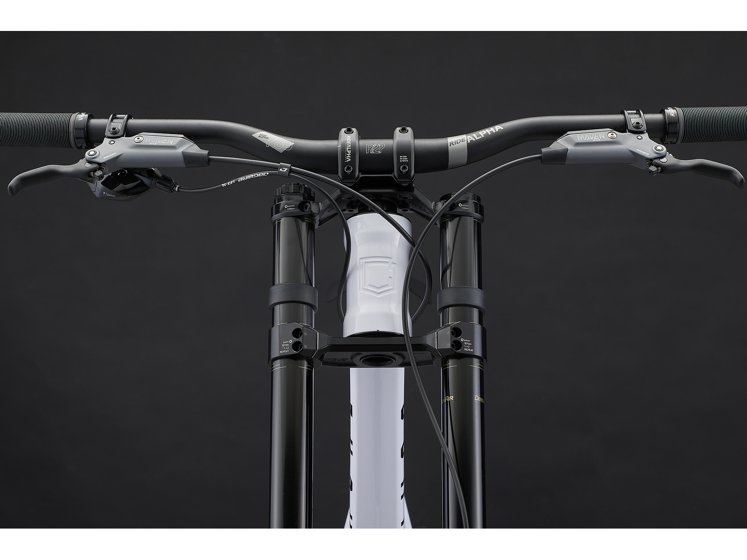 Commencal Supreme DH V5 RockShox Pure White 2026 2
