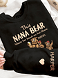 This Mama Bear Wears Her Heart - Gift For Mom, Nana - Personalized Unisex Sweatshirt With Design On Sleeve - Vorschaubild 4