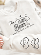 This Mama Bear Wears Her Heart On Her Sleeve - Gift For Mom - Personalized Sweatshirt With Sleeve Imprint - Vorschaubild 4