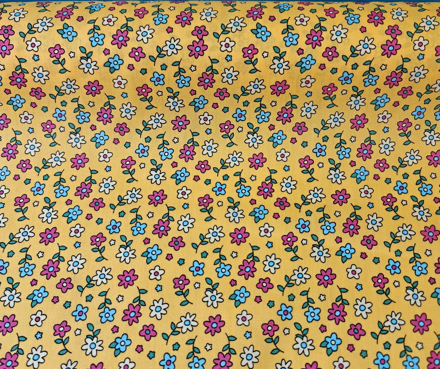 Tela flores Liberty fondo mostaza 1