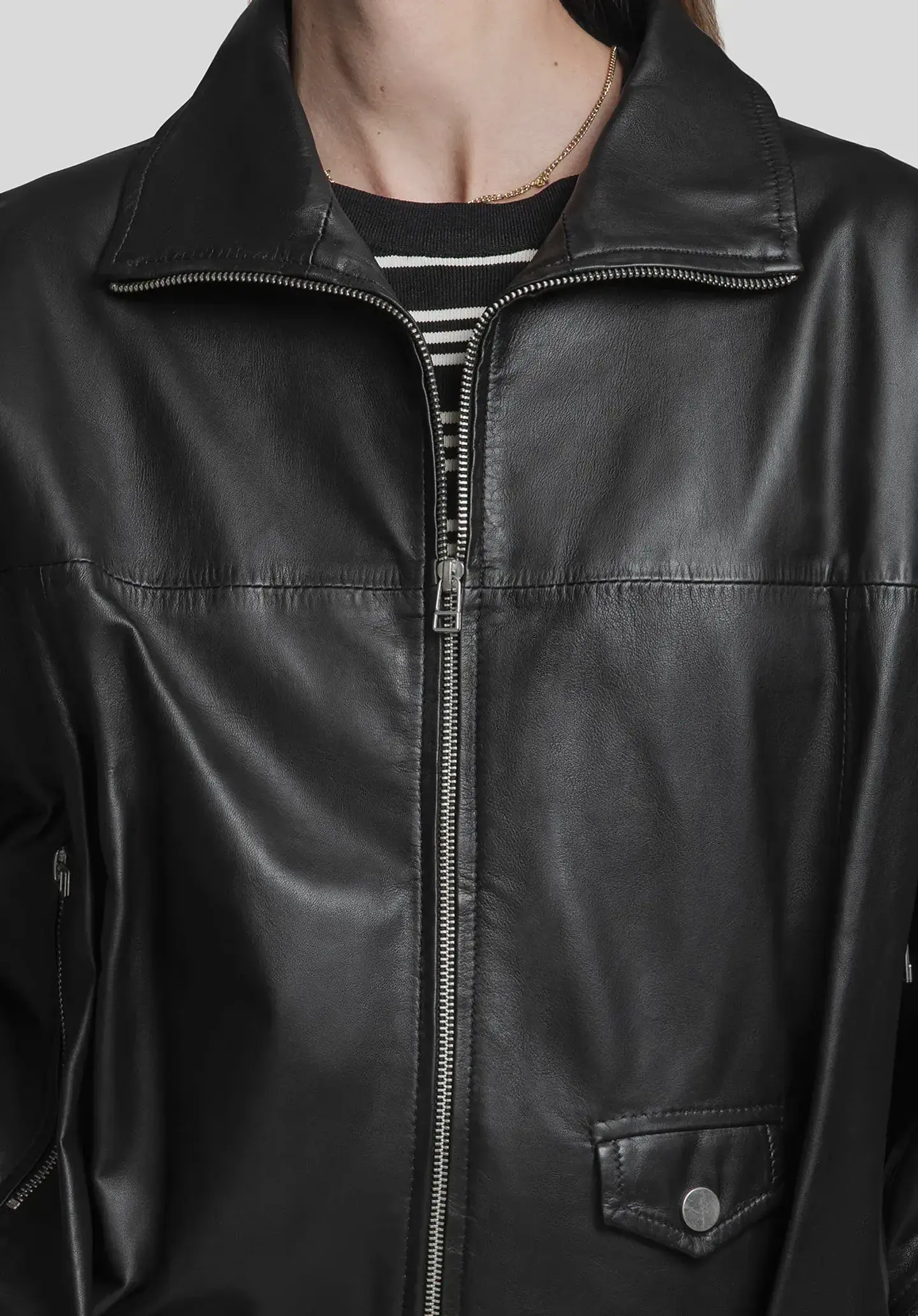 Casaca Mujer Bomber en cuero 5