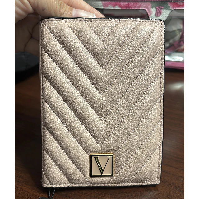 Porta pasaporte VICTORIA SECRET
