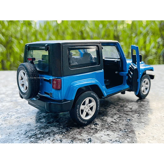 Jeep Wrangler 1:32 con luz, sonido y tracción