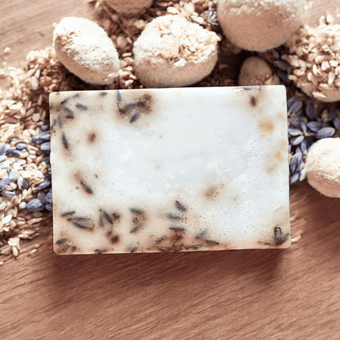 Jabón de leche de cabra, avena, aceite de jojoba y lavanda