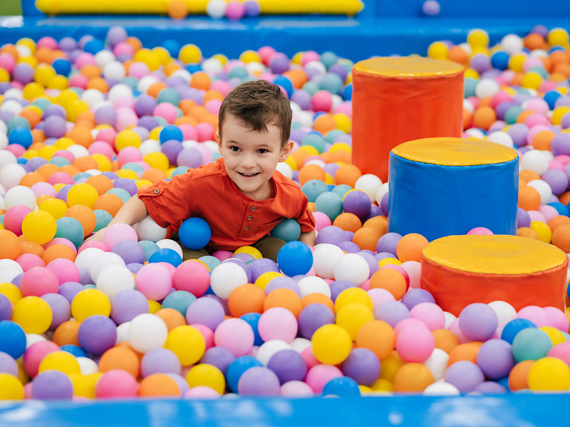 Beneficios de usar pelotas resistentes en colegios y espacios recreativos