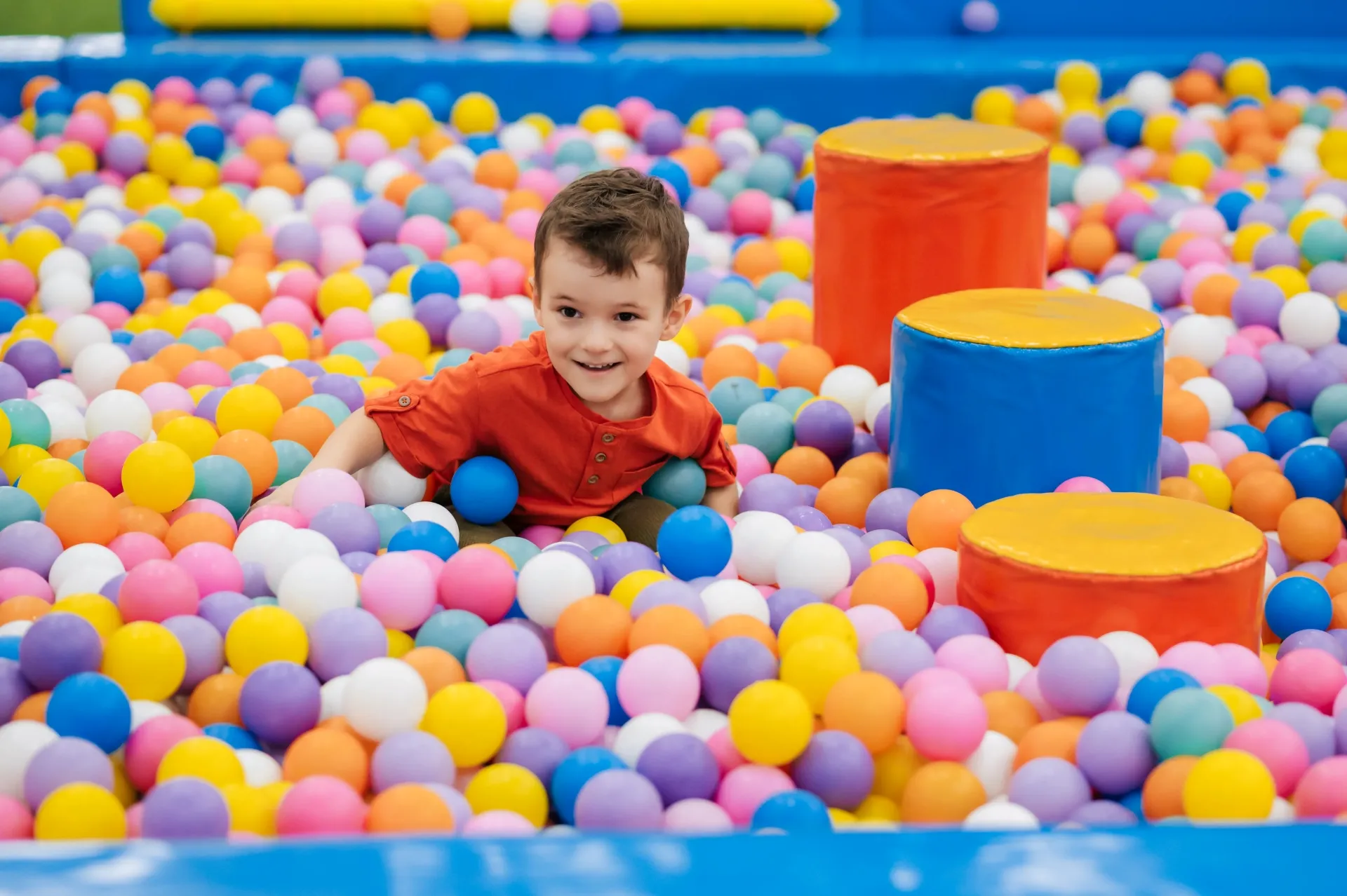 Beneficios de usar pelotas resistentes en colegios y espacios recreativos