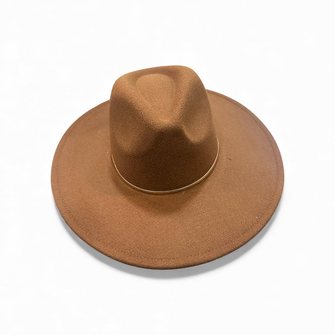 Chapéu com acessório dourado 2