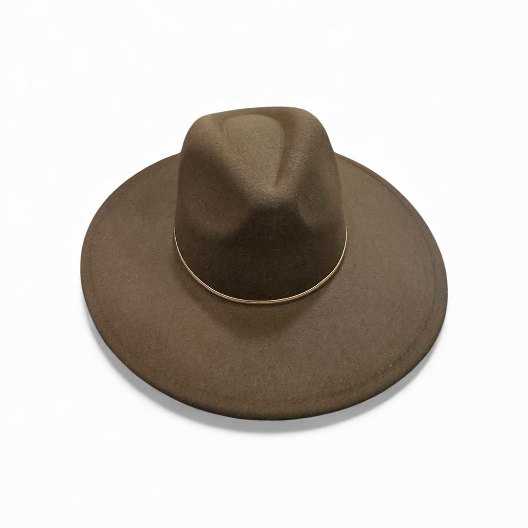 Chapéu com acessório dourado 3