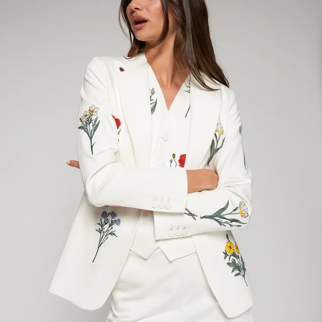 Casaco branco Vilagallo flores bordadas cores vivas 1