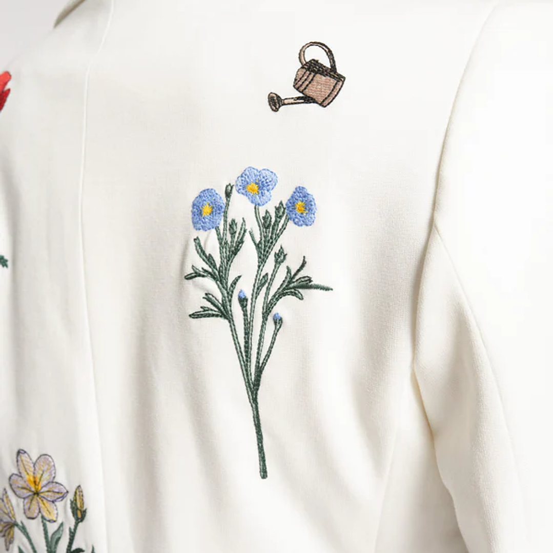 Casaco branco Vilagallo flores bordadas cores vivas 2