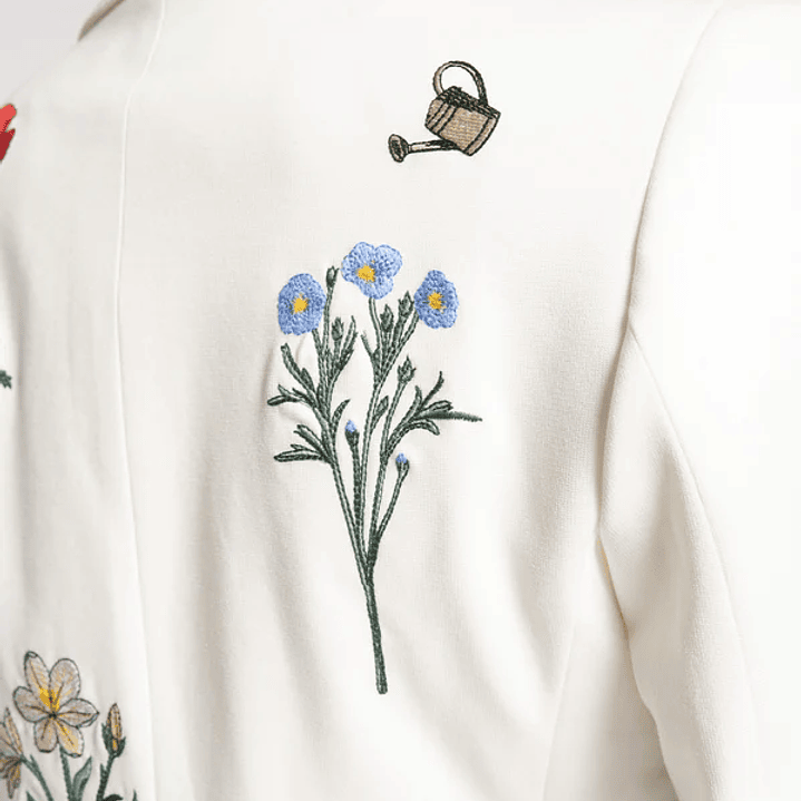 Casaco branco Vilagallo flores bordadas cores vivas 2