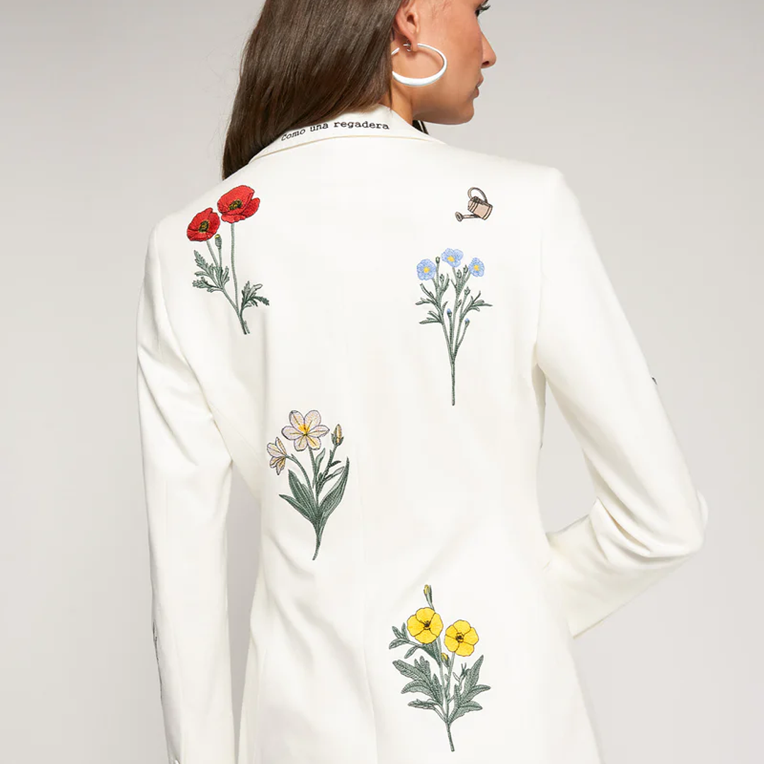Casaco branco Vilagallo flores bordadas cores vivas 4