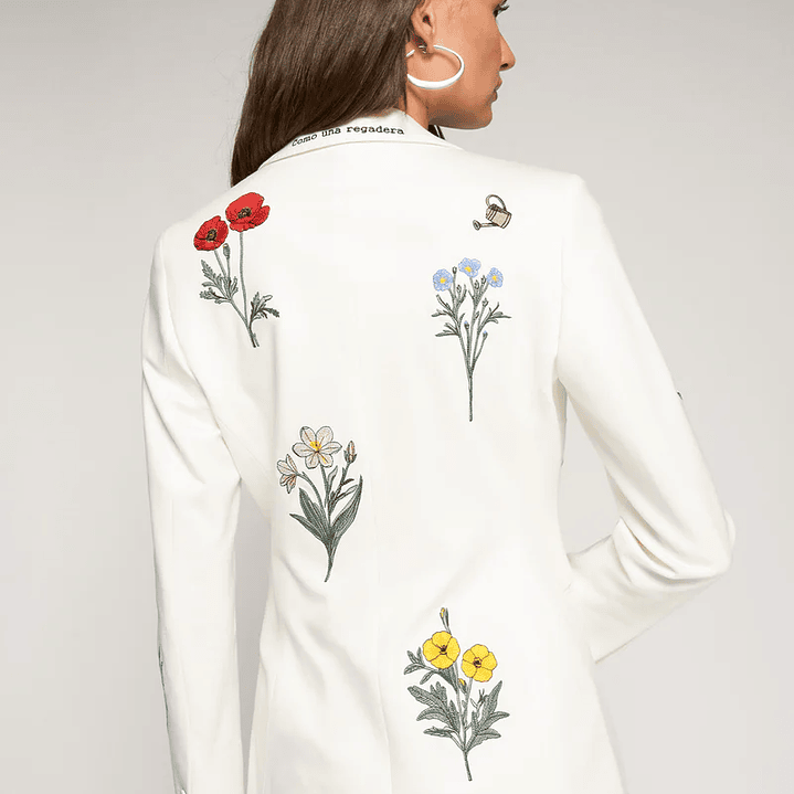 Casaco branco Vilagallo flores bordadas cores vivas 4