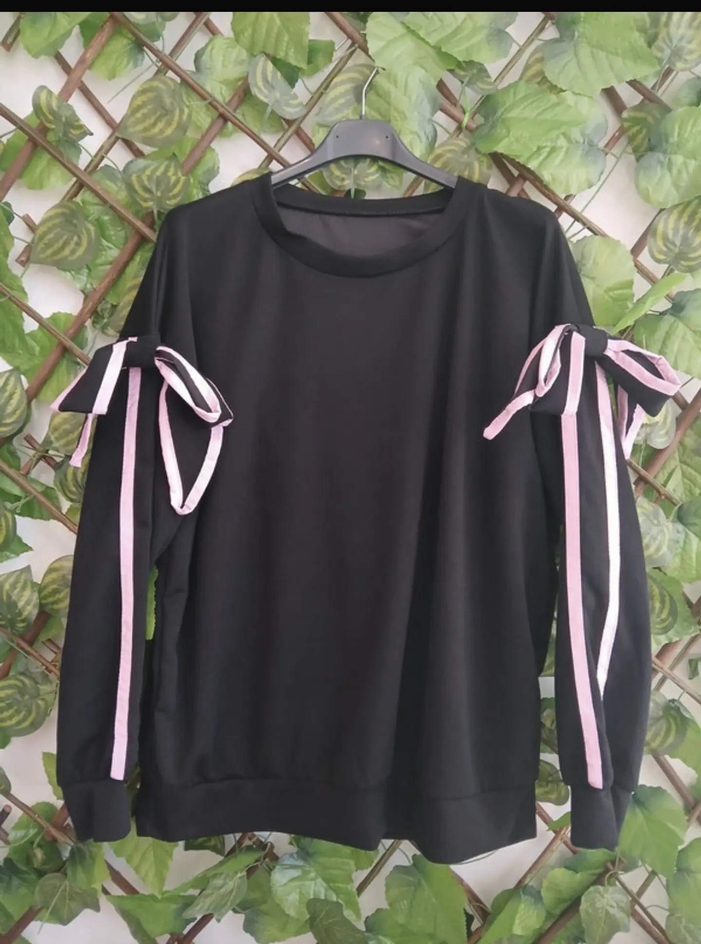 Camisola Preta com Laços Rosa nas Mangas  2