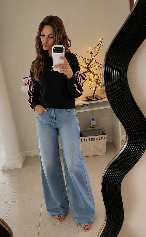 Camisola Preta com Laços Rosa nas Mangas 