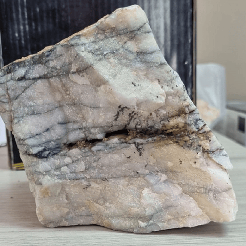 Cuarzo con granito y turmalina