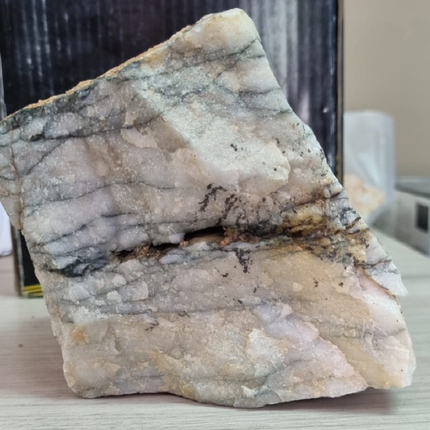 Cuarzo con granito y turmalina 2