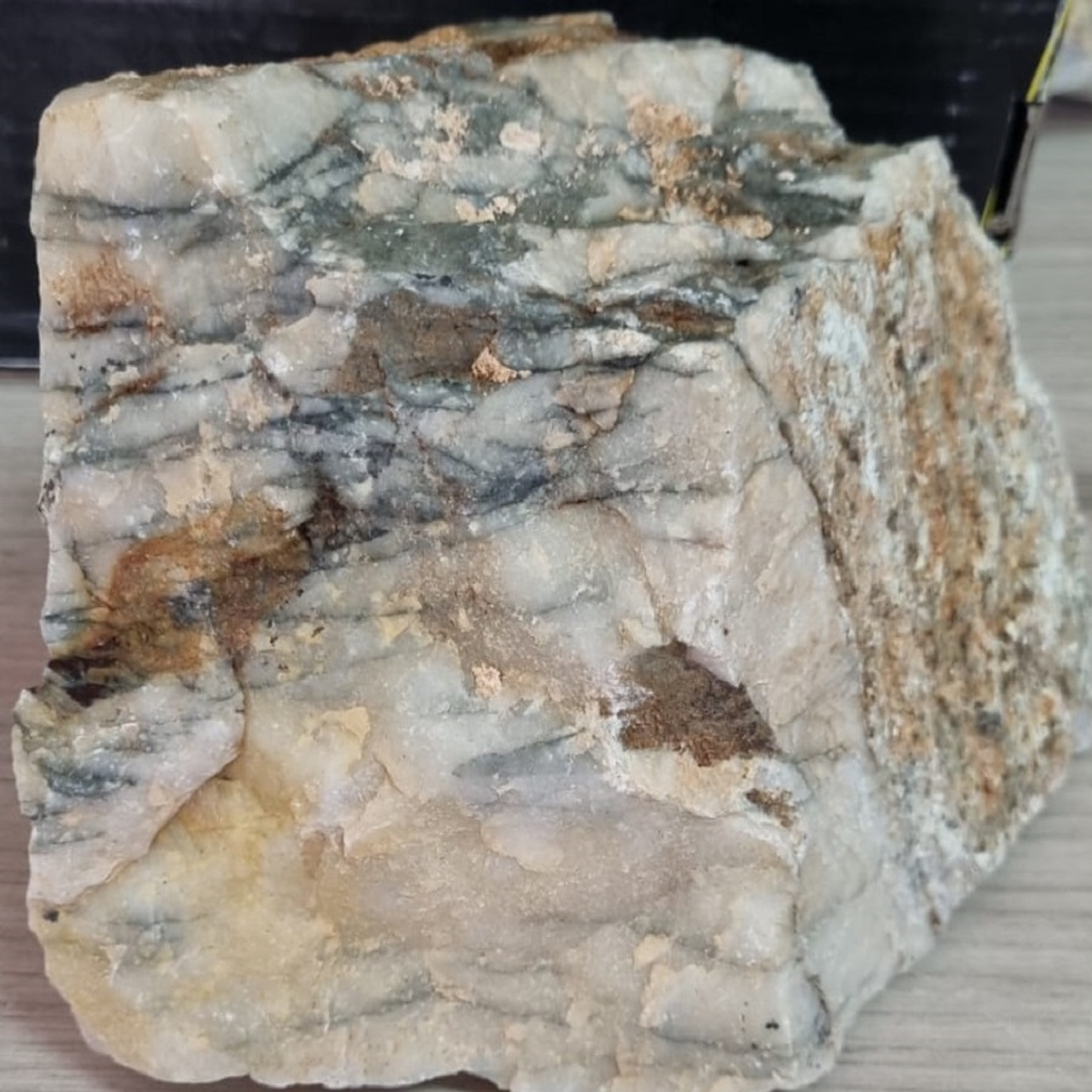 Cuarzo con granito y turmalina 1