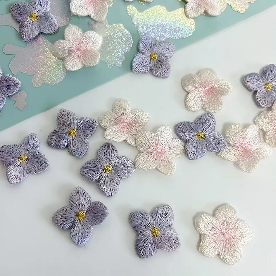 10 unids/lote de parches bordados de flor de cerezo 3D, apliques cosidos a mano DIY de color morado y rosa para ropa de moda, sombreros, bolsos, decoración 1