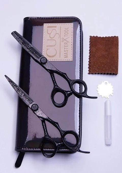 Cussi® Juego 2 de Tijeras de peluquería de Alta Gama de 6.0 Color Negro de Damasco-GSH6-630
