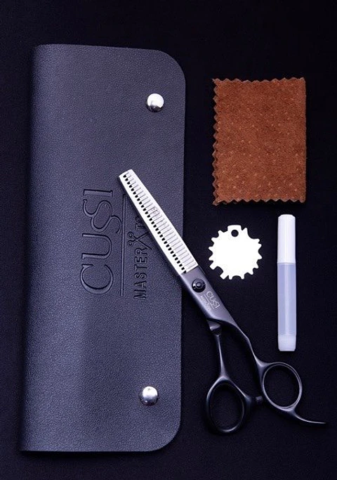 Cussi Tijera Escupidora Profesional 6.0 Estilista, Barber Negro Con plata ML03H-630
