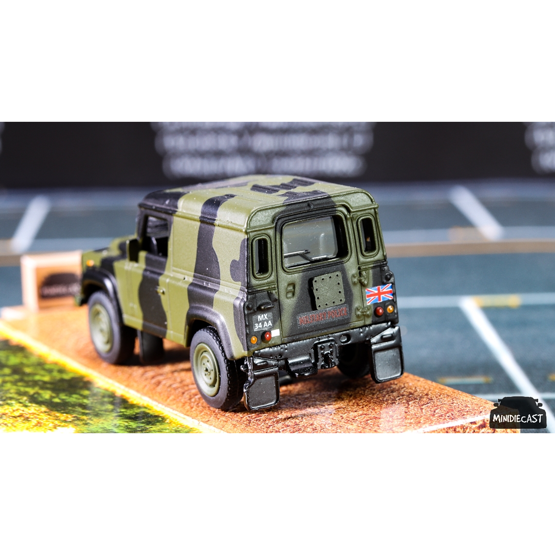 Tarmac Works 1:64 Land Rover Defender Royal Military Police
