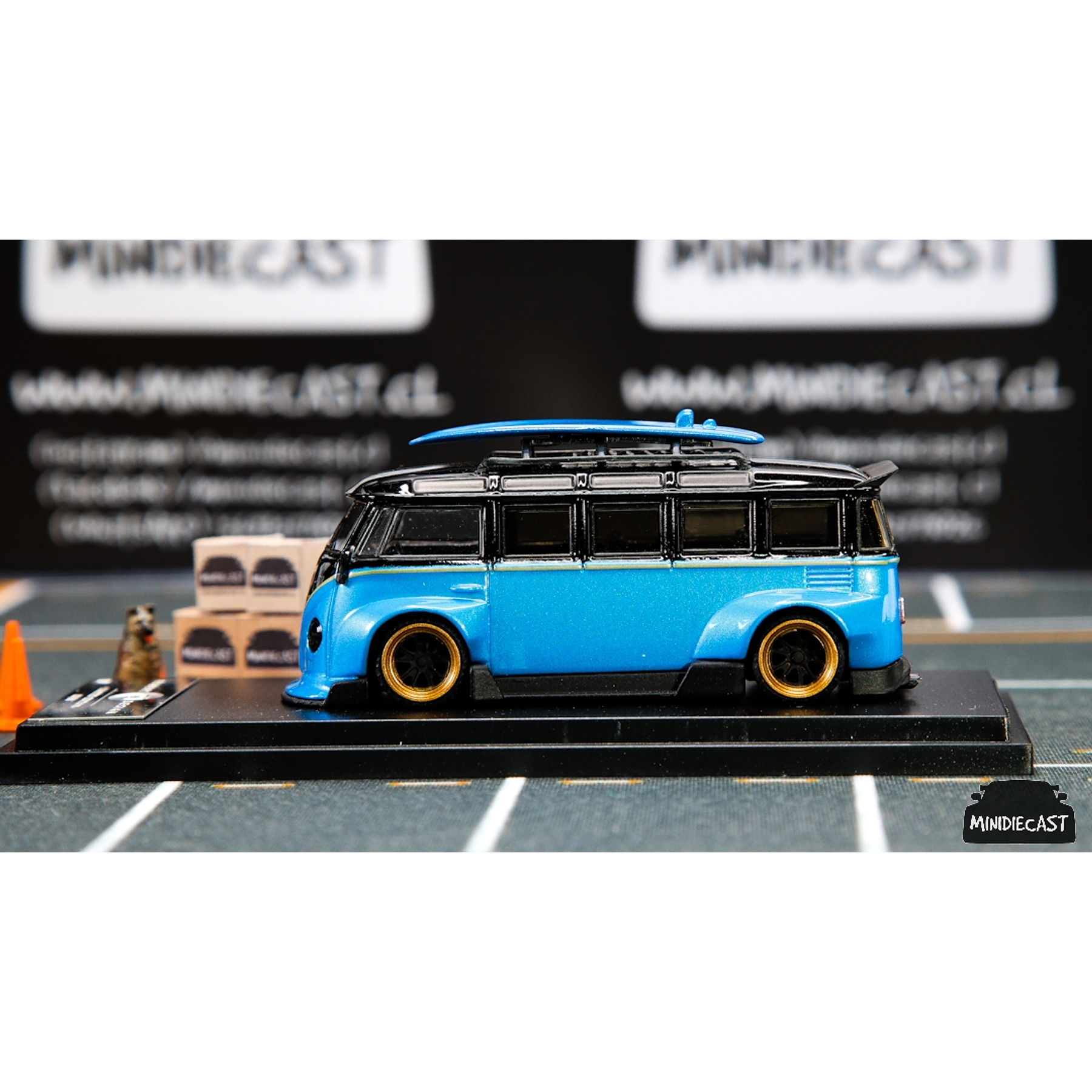 Inspire Model 1:64 VW Kombi Blue