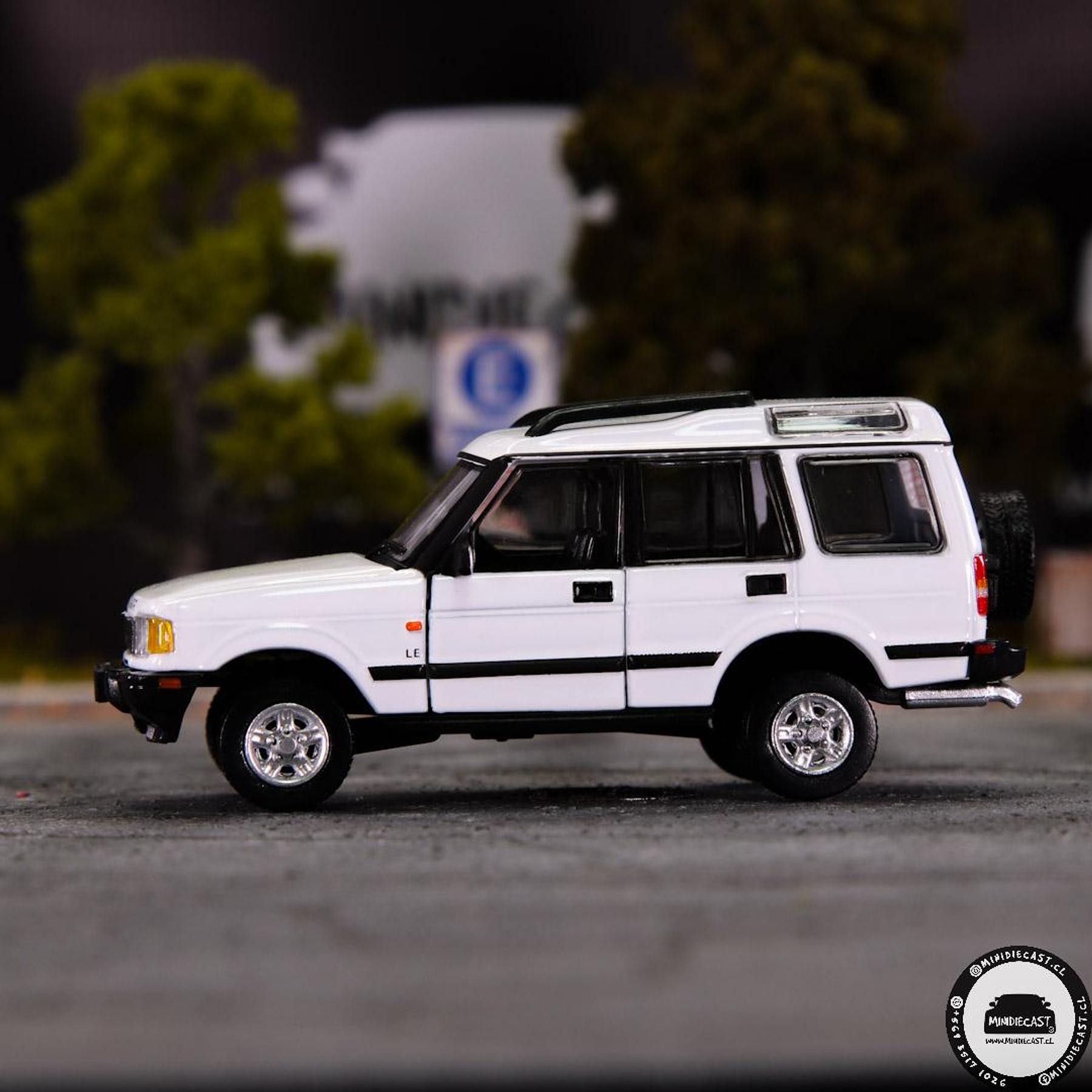 BM Creations 1:64 Land Rover 1998 Discovery1 -White (RHD)