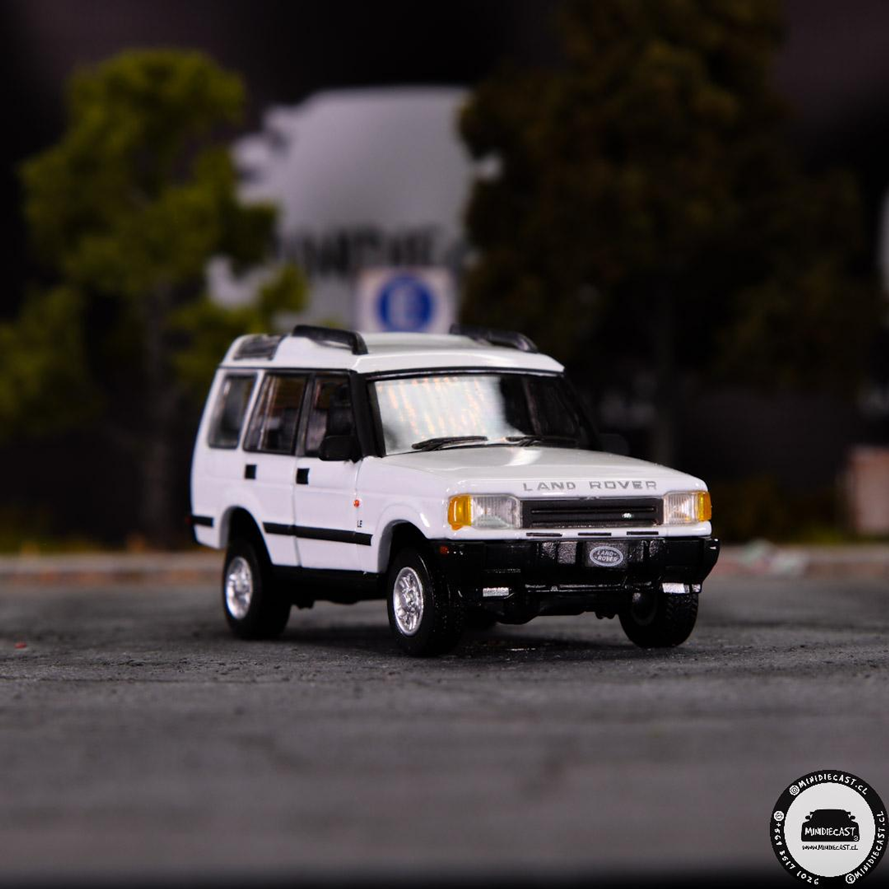 BM Creations 1:64 Land Rover 1998 Discovery1 -White (RHD)