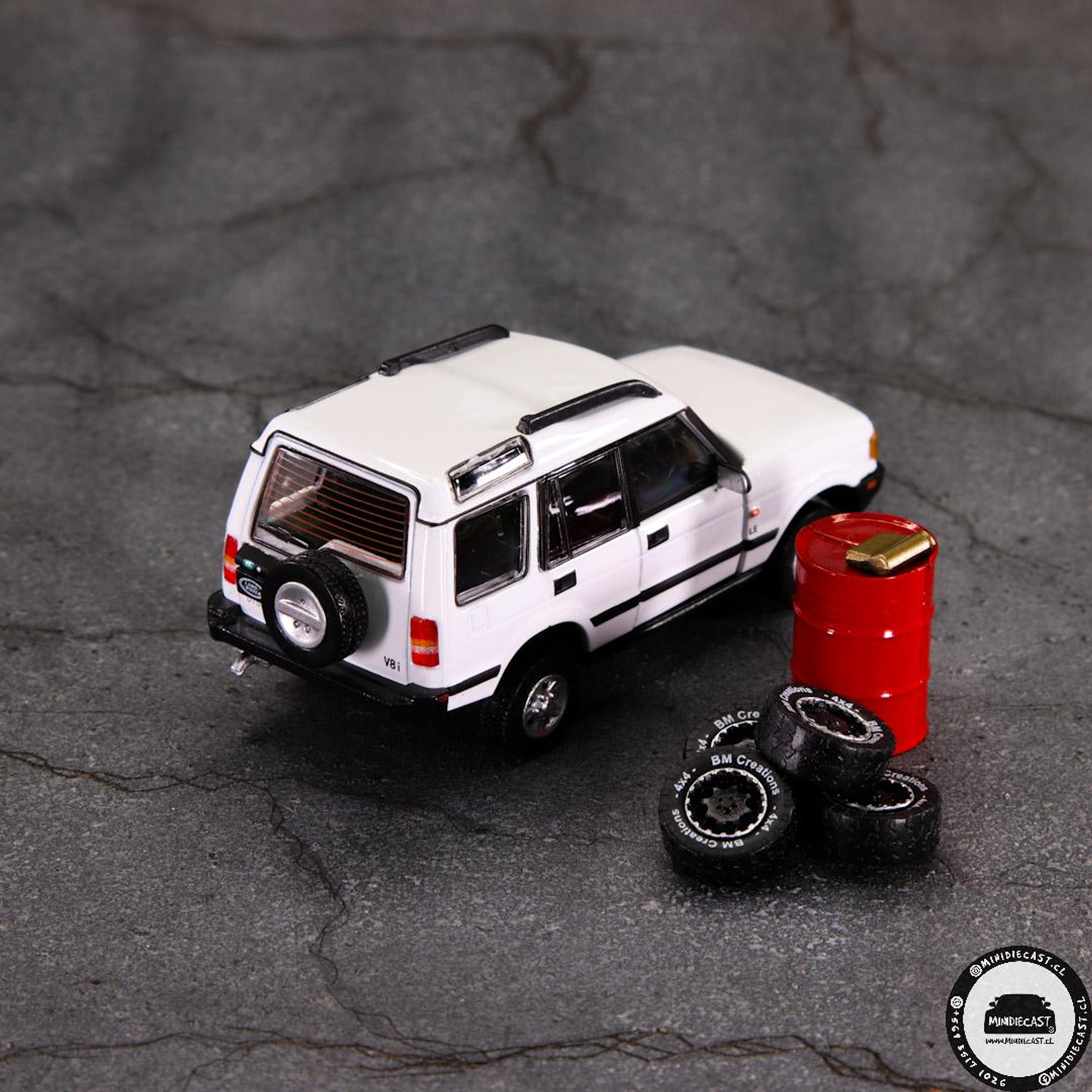 BM Creations 1:64 Land Rover 1998 Discovery1 -White (RHD)