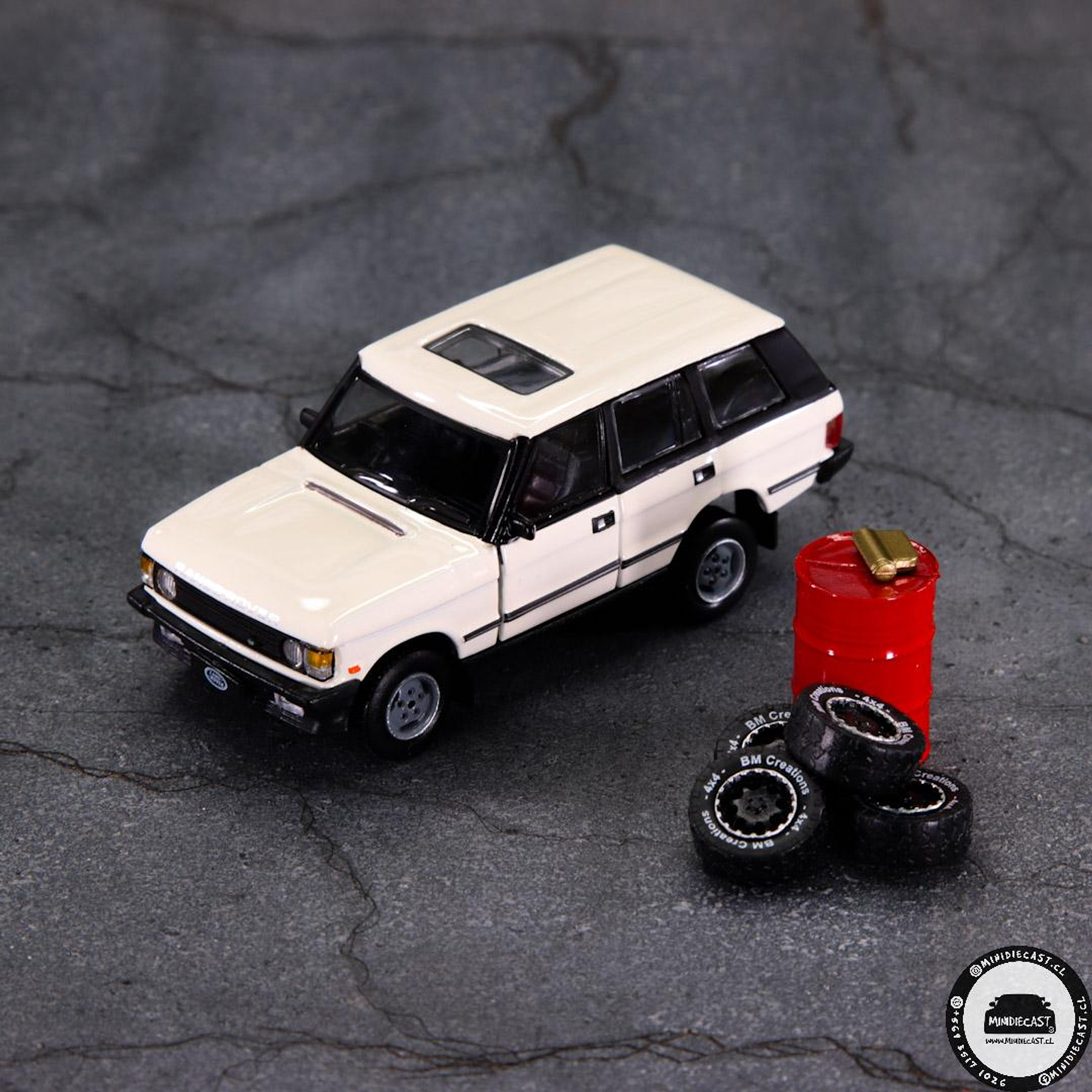 BM Creations 1:64 Land Rover 1992 Range Rover Classic LSE -White (RHD)