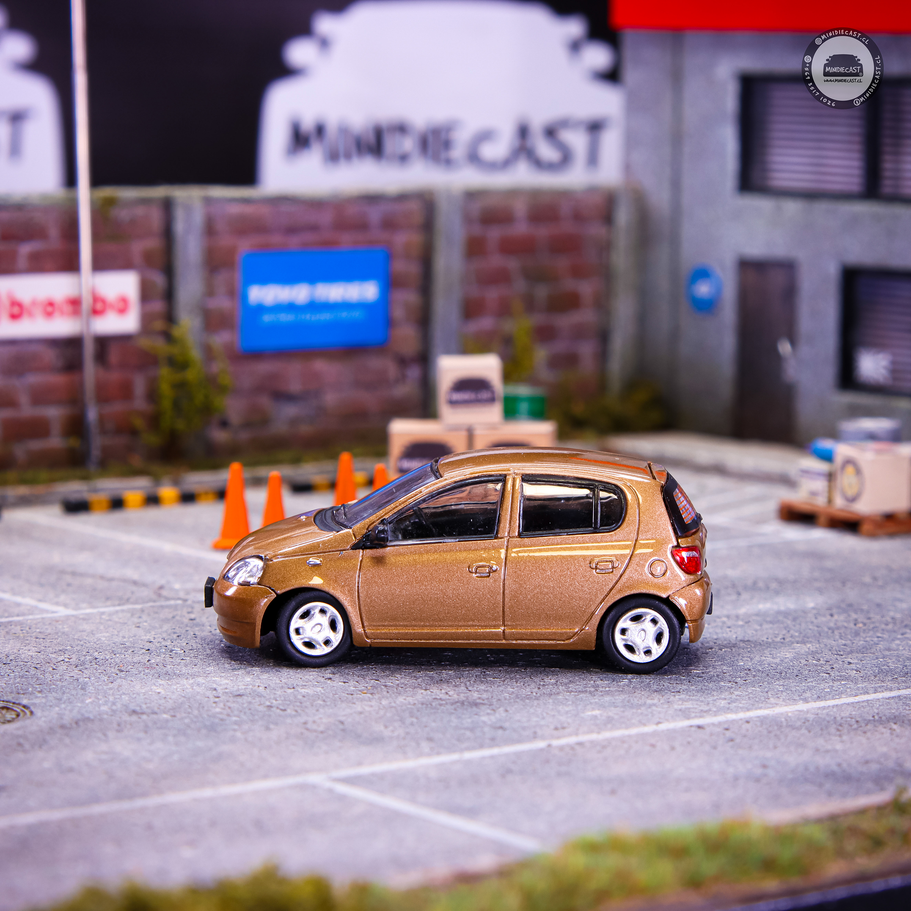 BM Creations 1:64 Toyota 1998 Yaris 5 doors -Golden