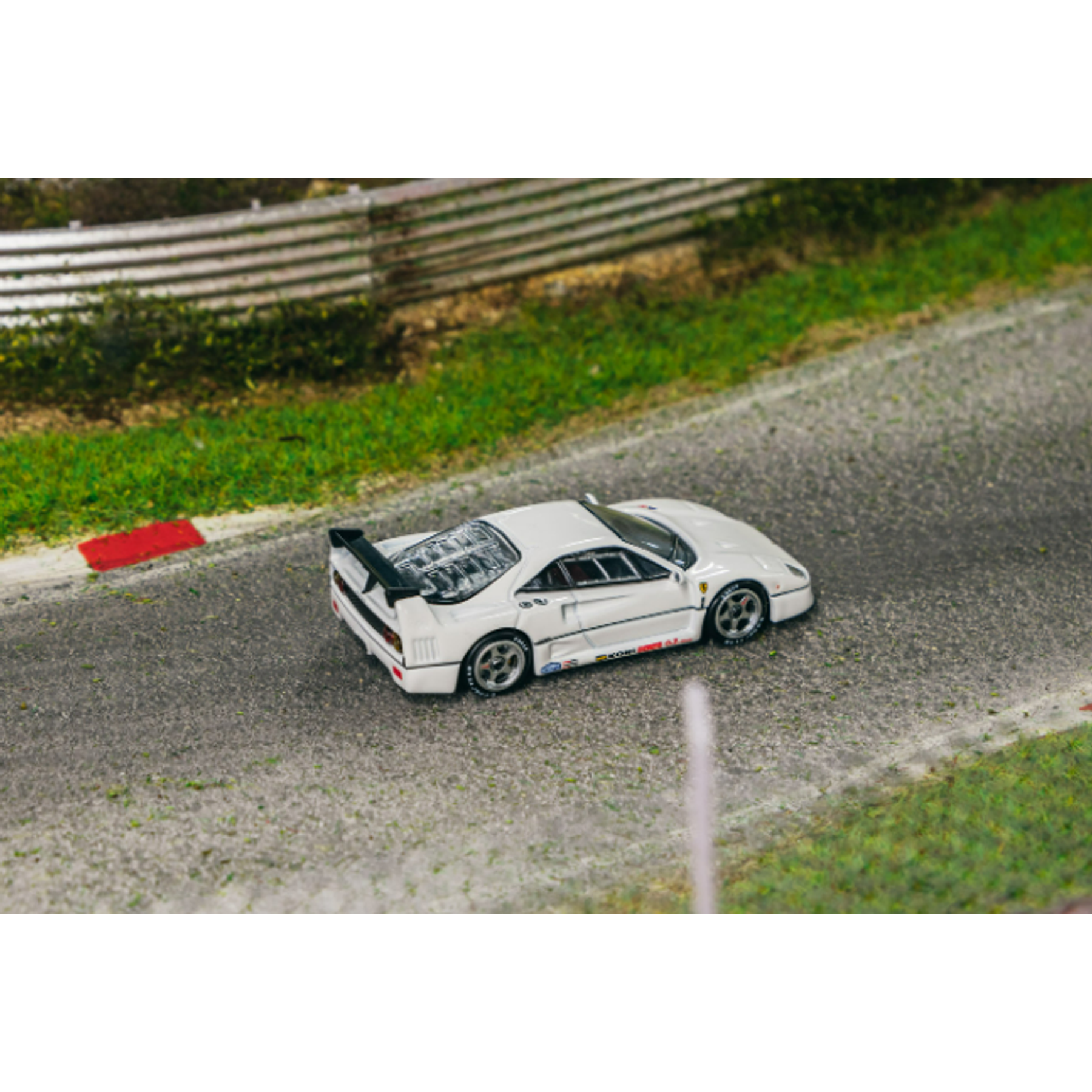(PREVENTA) Tarmac Works 1:64 Ferrari F40 Lightweight – White – Road64