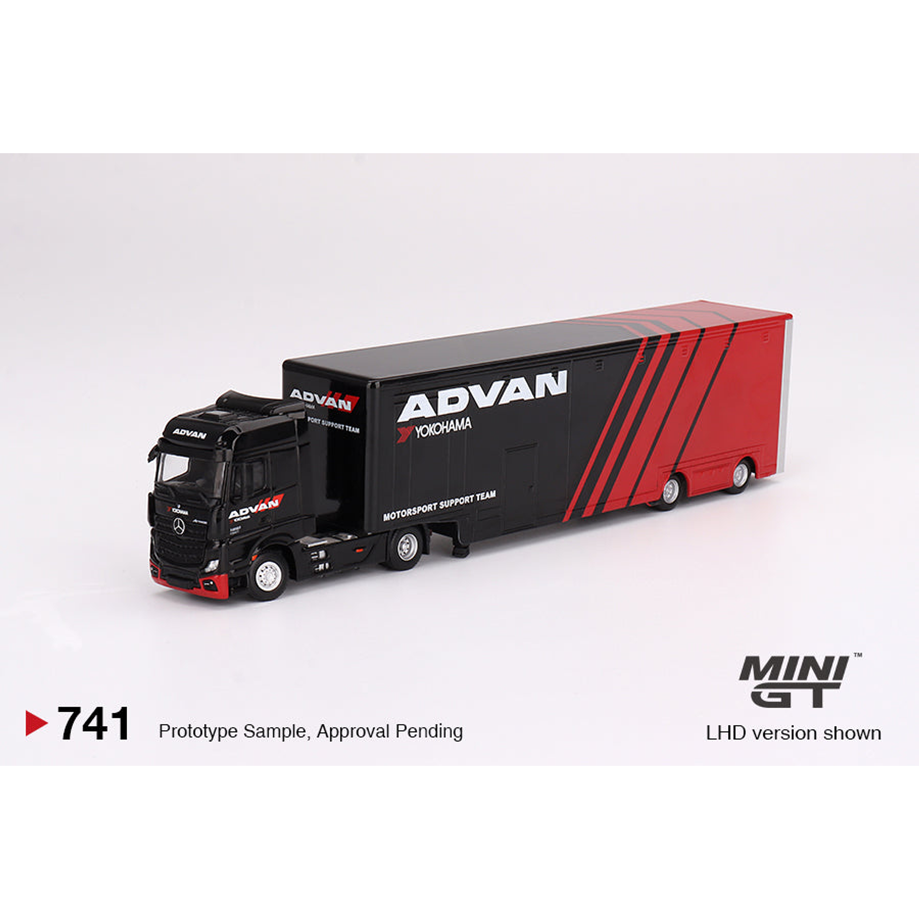 PREVENTA Mini GT 1:64 Mercedes-Benz Actros w/ Racing Transporter “ADVAN”