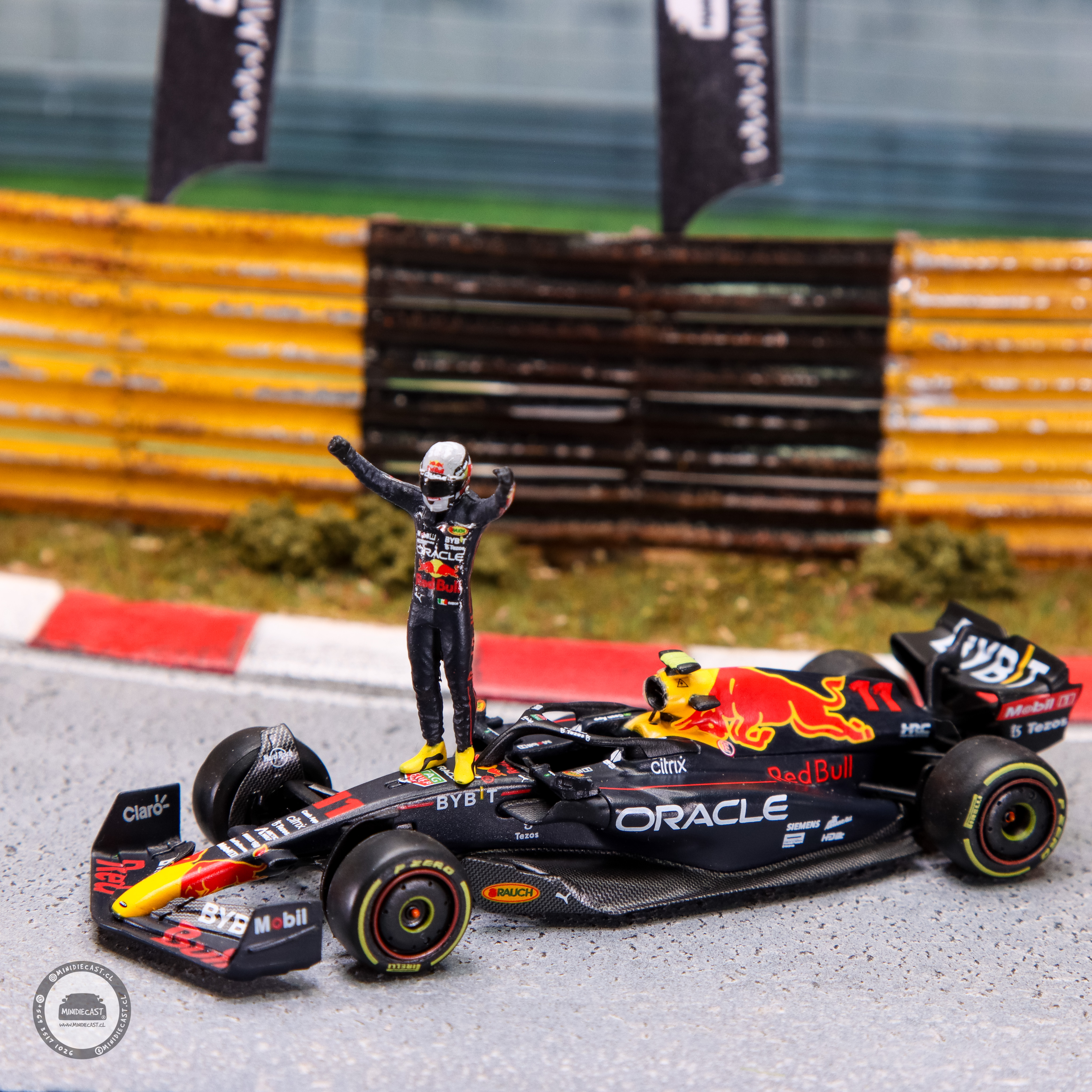 Mini GT 1:64 Oracle Red Bull Racing RB18 #11 Sergio Pérez 20