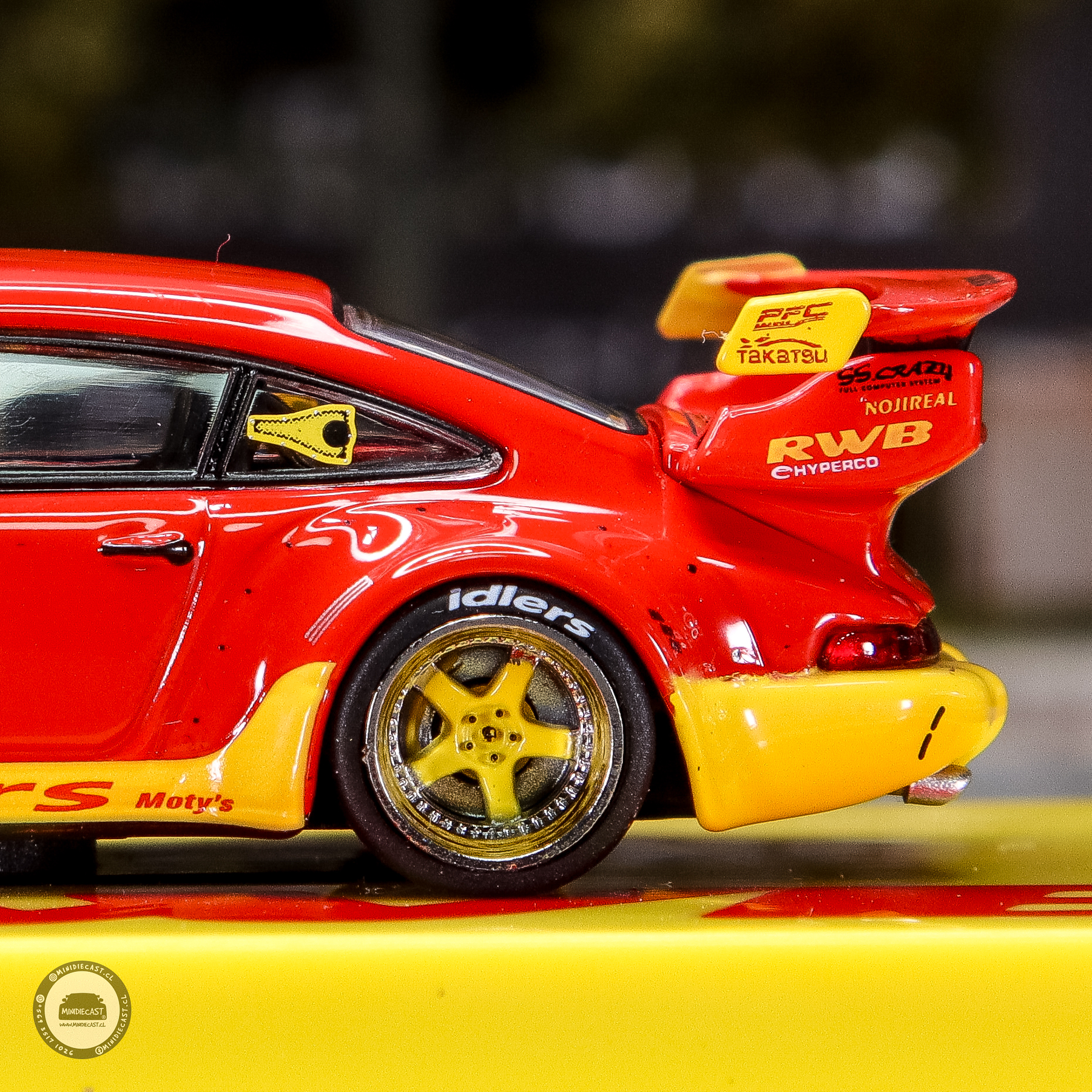 Tarmac Works 1:64 RWB 964 Idlers – Red- HOBBY64.