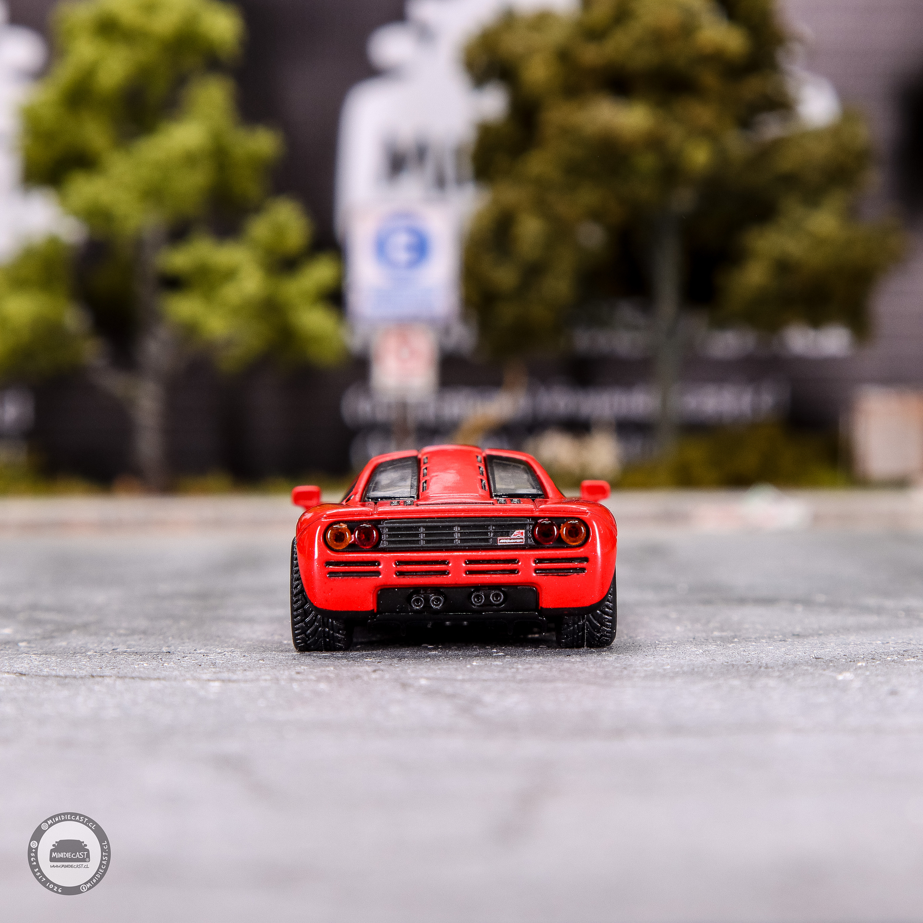 Mini GT 1:64 McLaren F1 – Red – MiJo Exclusives.