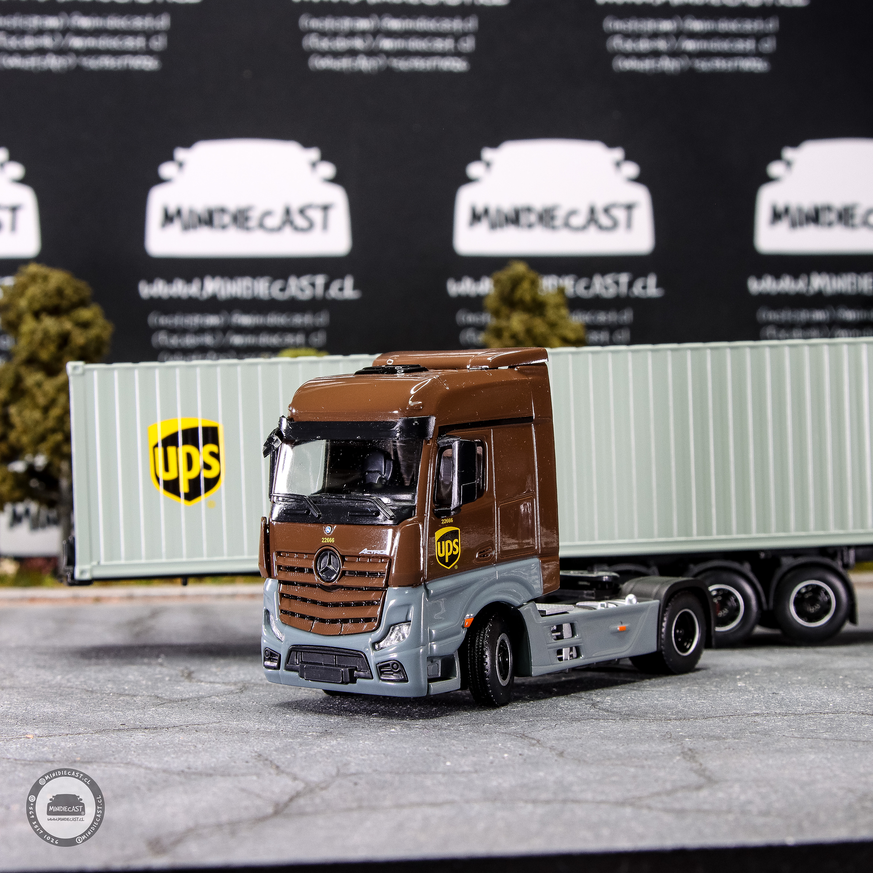 Mini GT 1:64 Mercedes-Benz Actros with 40 Ft Dry Container – UPS Europe.