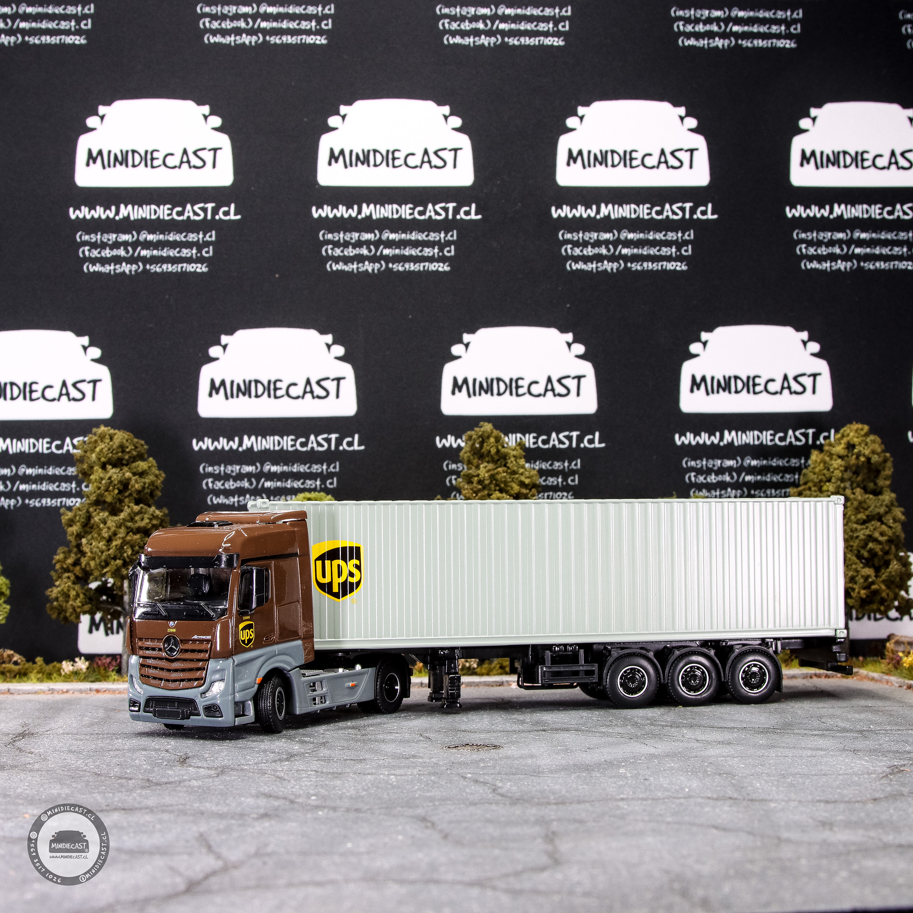 Mini GT 1:64 Mercedes-Benz Actros with 40 Ft Dry Container – UPS Europe.