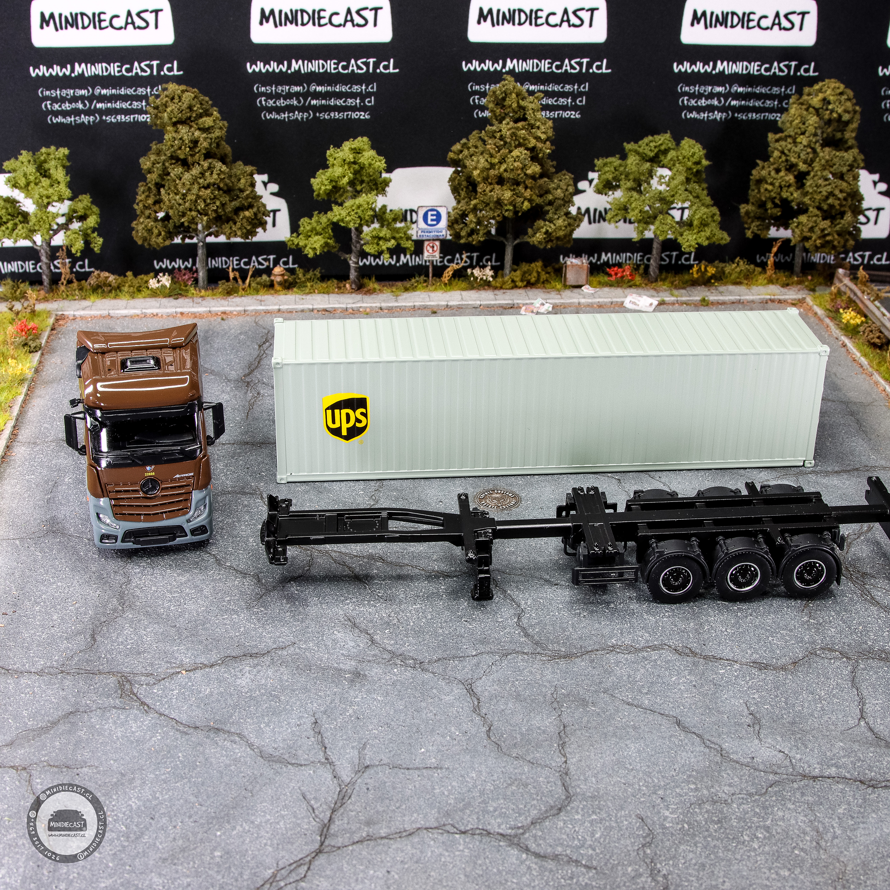 Mini GT 1:64 Mercedes-Benz Actros with 40 Ft Dry Container – UPS Europe.