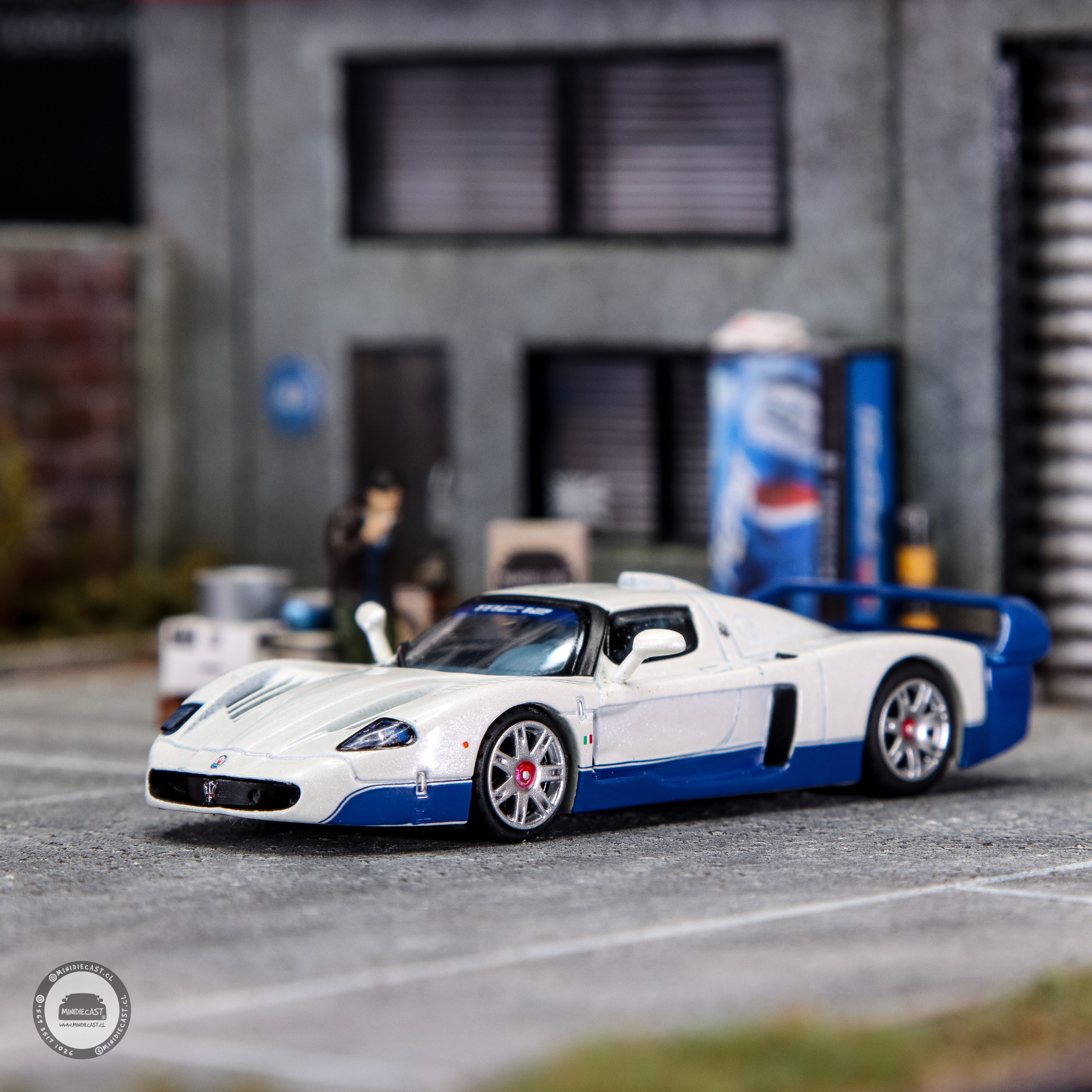 BBR Models 1:64 Maserati MC12 Stradale White.