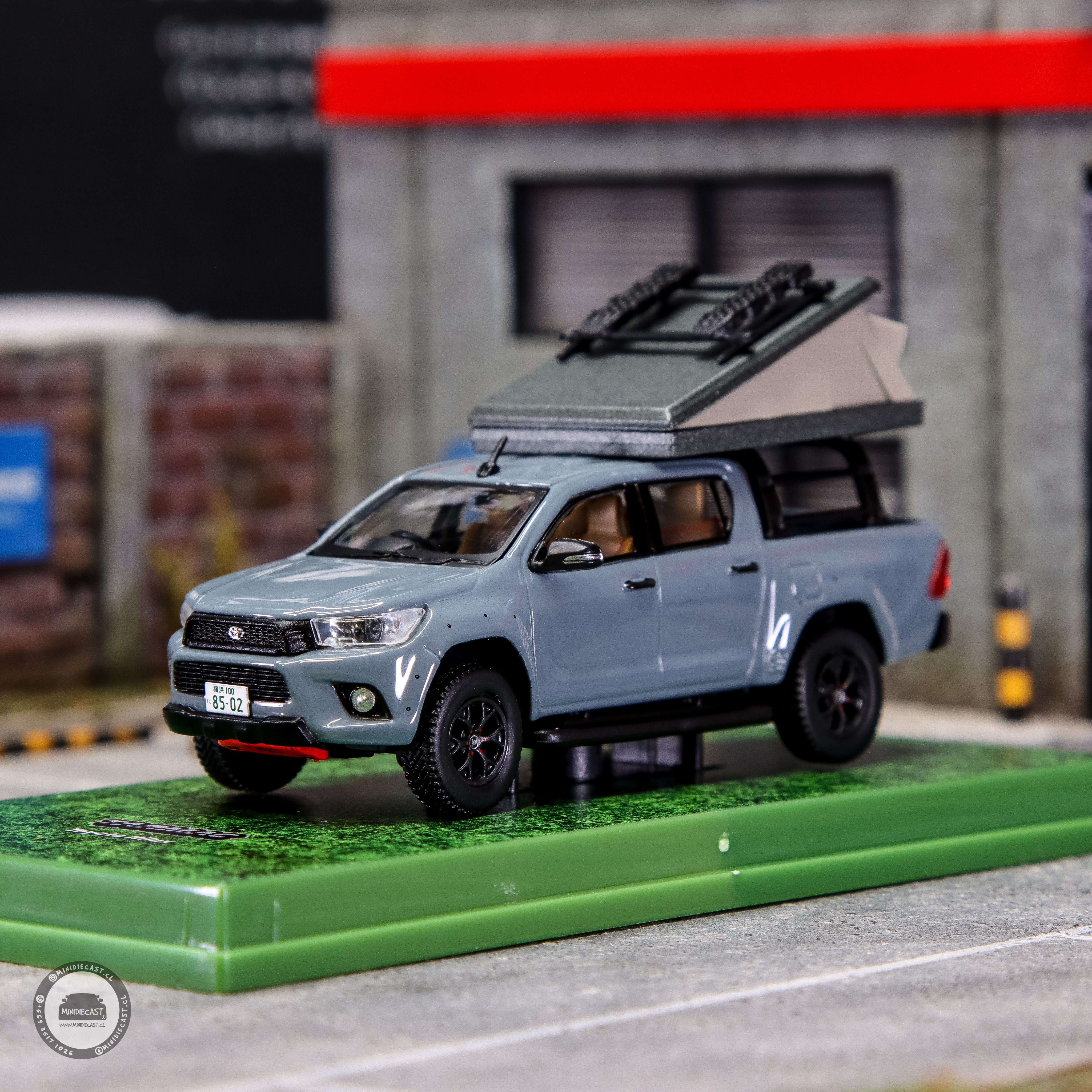 Tarmac Works 1:64 Toyota Hilux – Grey – Road64