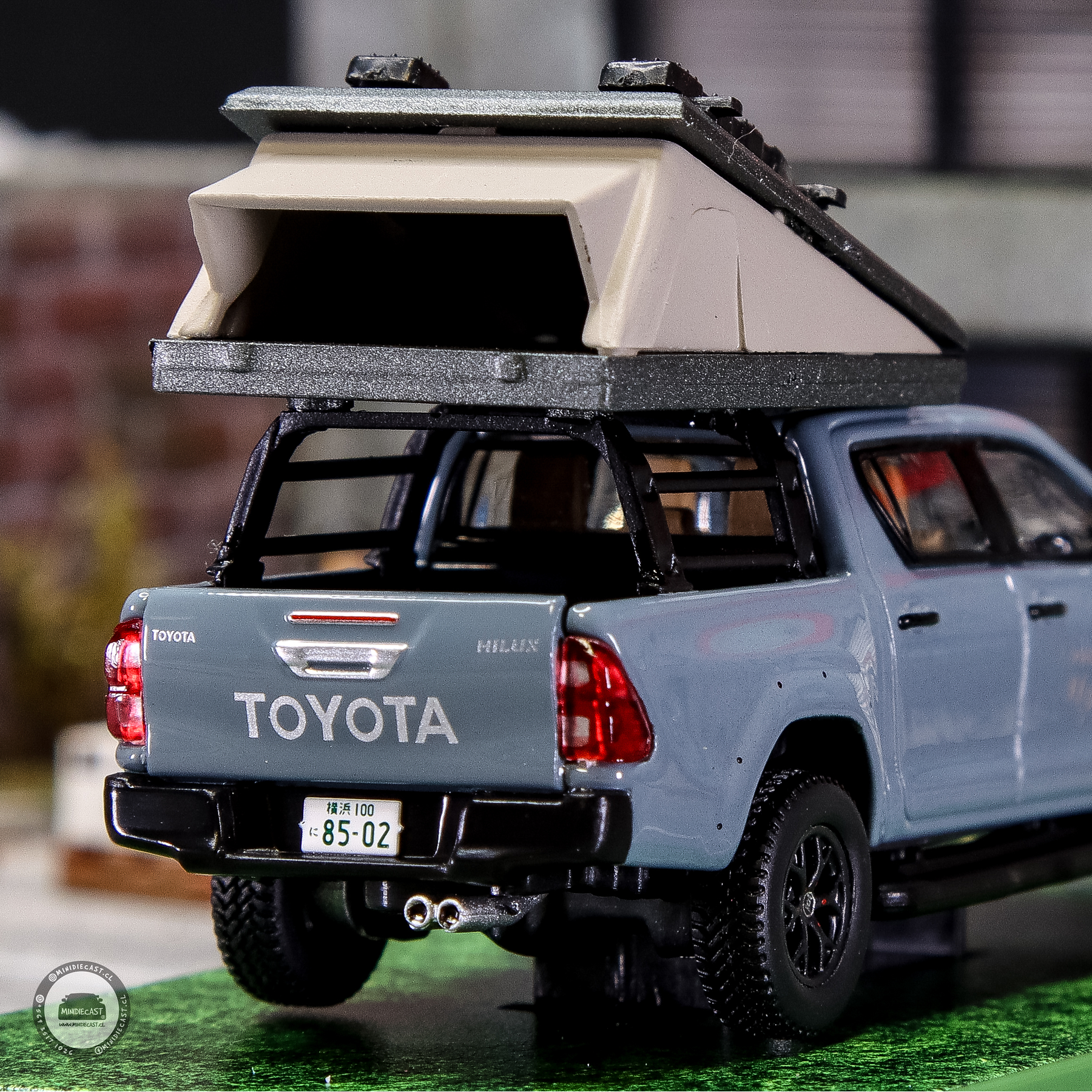 Tarmac Works 1:64 Toyota Hilux – Grey – Road 64.