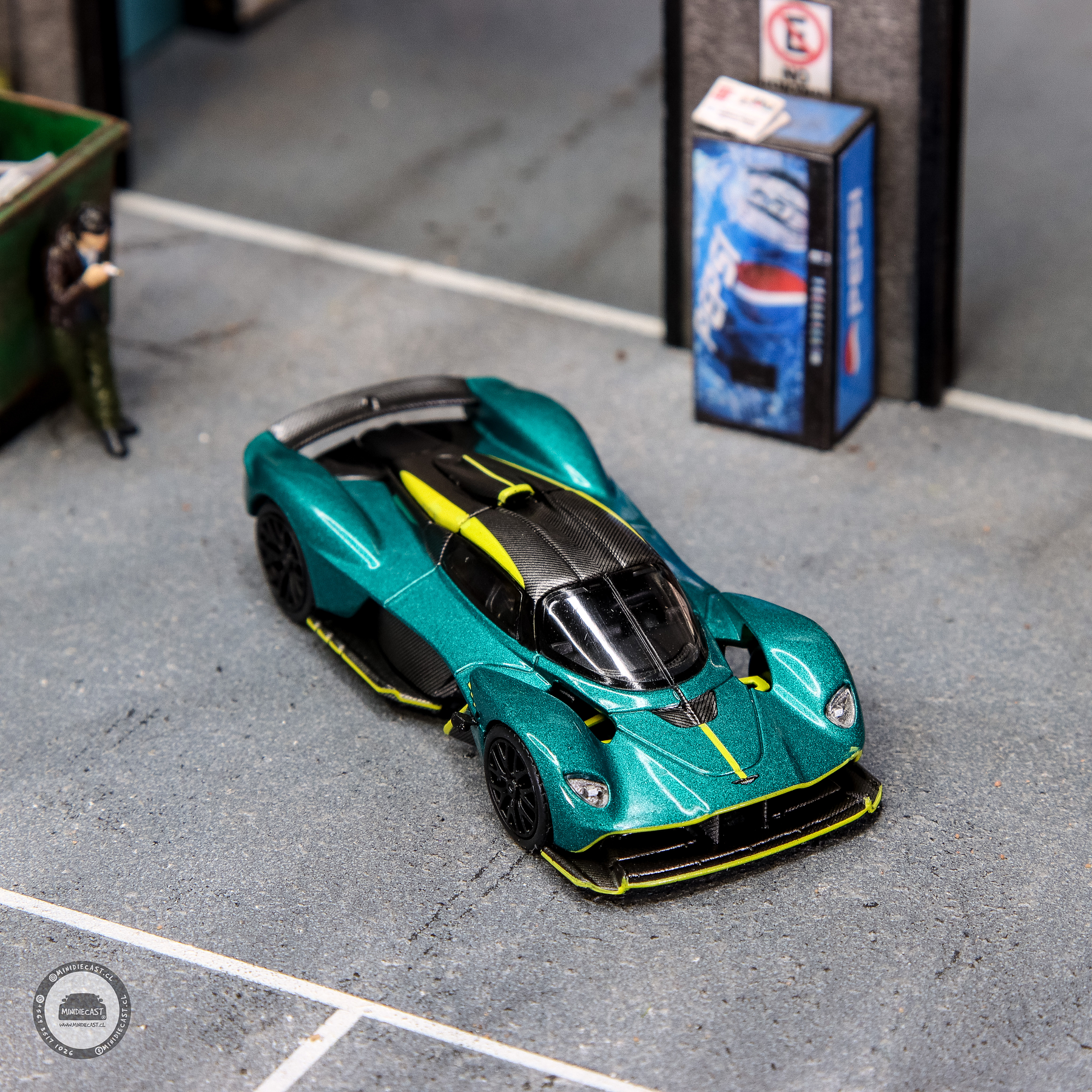 Pop Race 1:64 Aston Martin Valkyrie green.