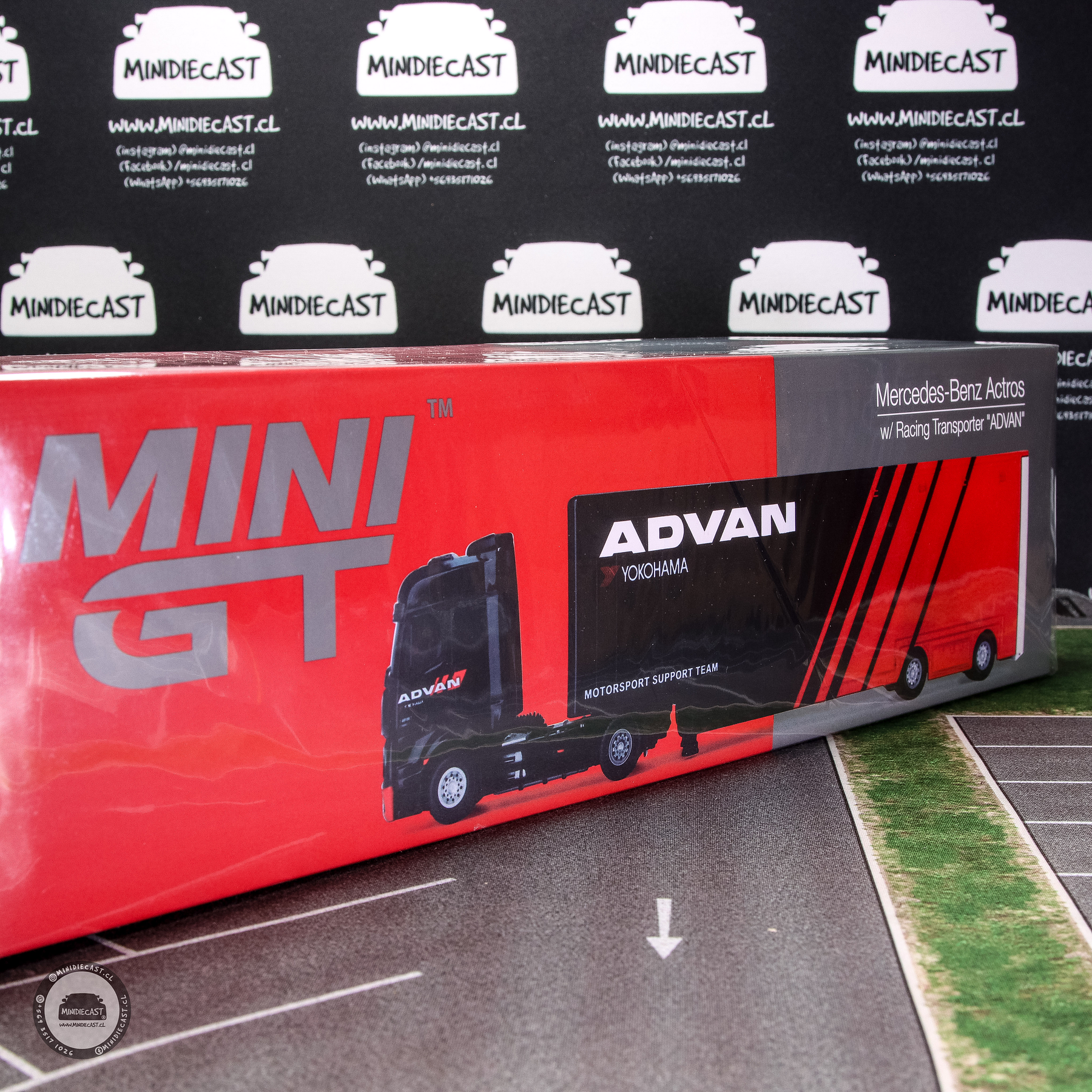 Mini GT 1:64 Mercedes-Benz Actros w/ Racing Transporter “ADVAN”.